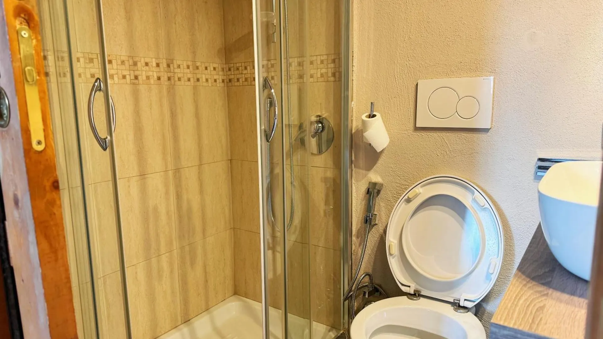 Guest house Comfort Rome Room Ciclamino - 666 Italy